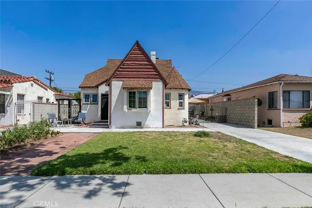 a view of a yard in front of house