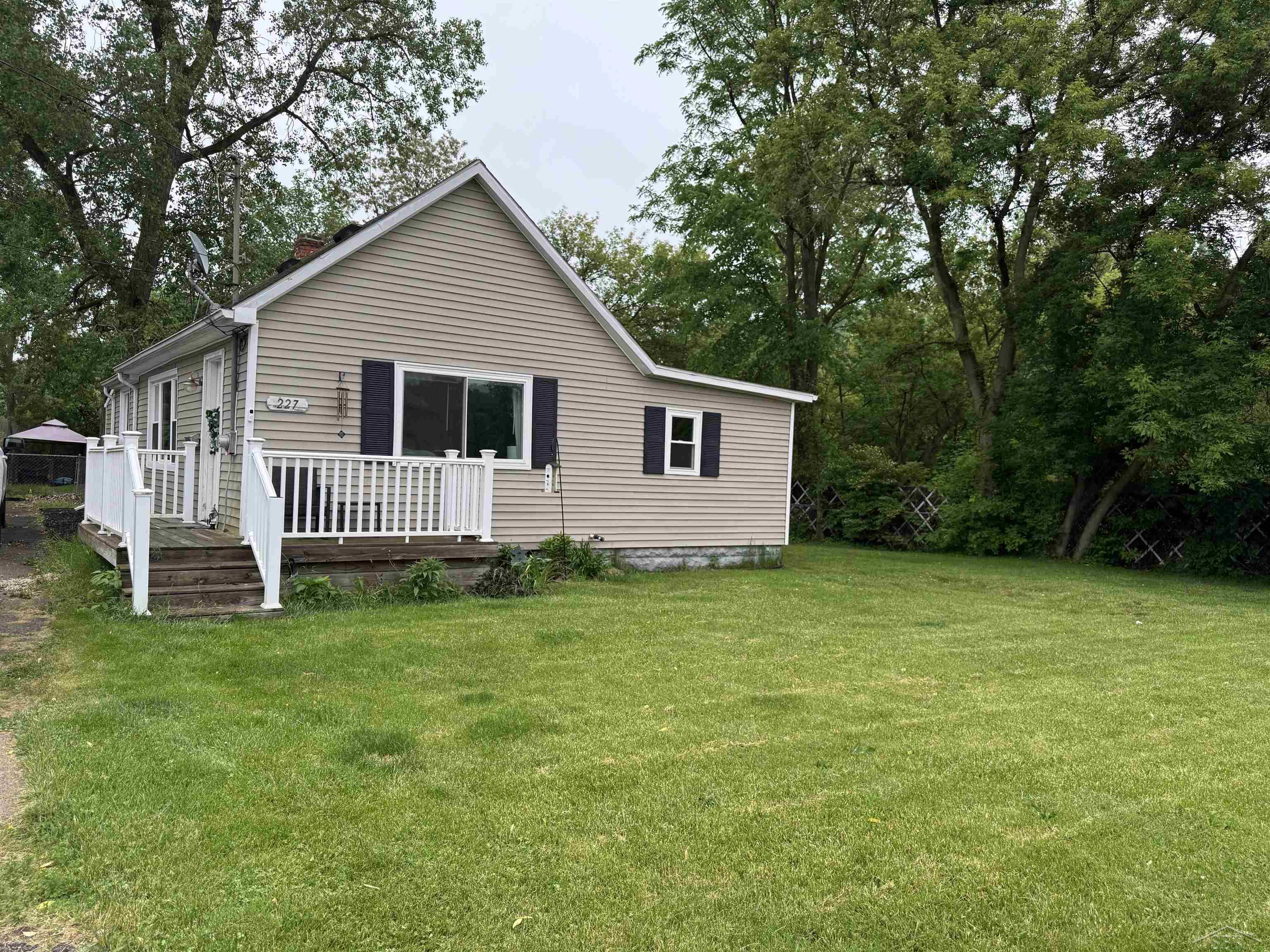 227 South McKinley Road Flushing, MI 48433 - Photo 1 of 17