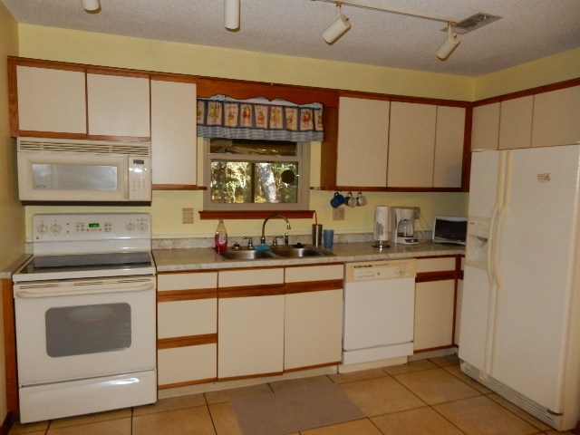 2774 Santa Rosa Circle Lillian, AL 36549 - Photo 5 of 16 Kitchen