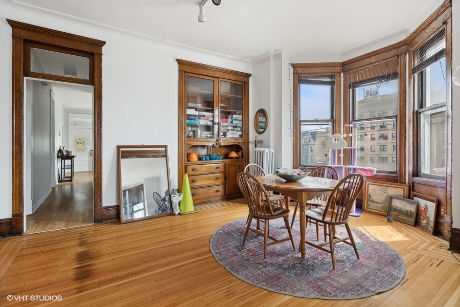 Undisclosed Address Chicago, IL 60657 - Photo 25 of 40 a dining room with furniture a floor to ceiling window and wooden floor