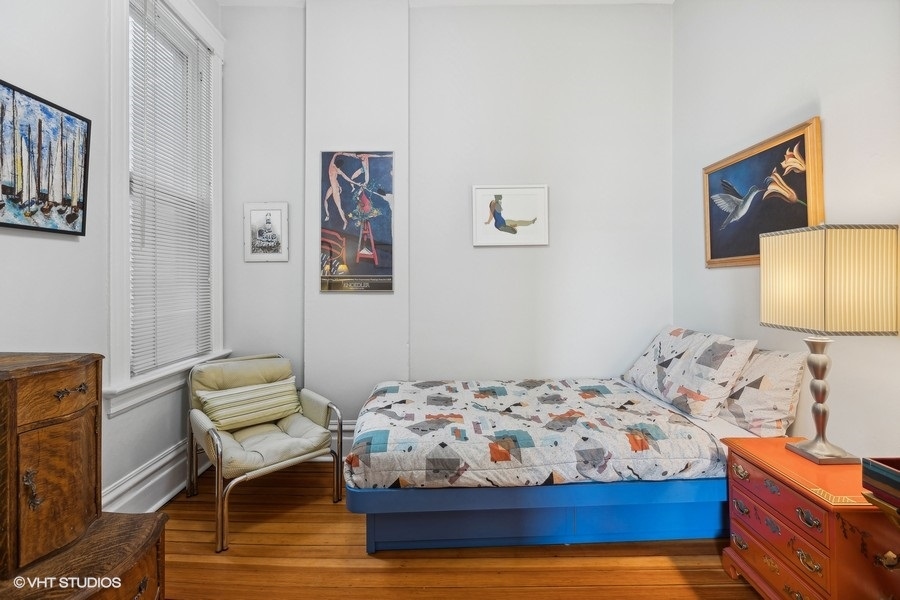 Undisclosed Address Chicago, IL 60657 - Photo 8 of 40 a bedroom with a bed and painting on the wall