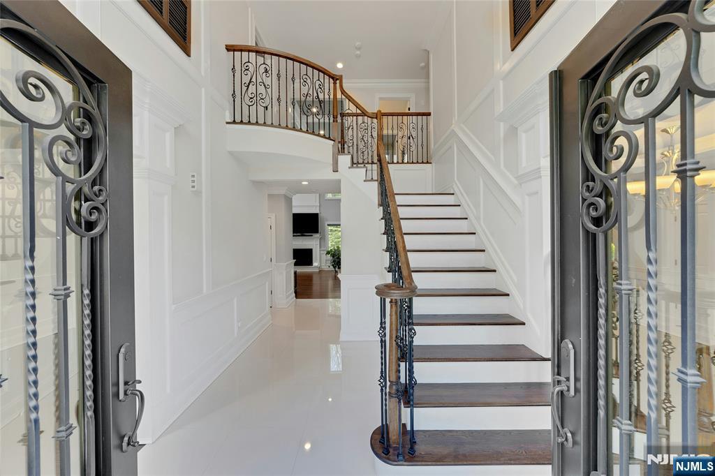 697 Terrace Drive Paramus, NJ 07652 - Photo 4 of 30
