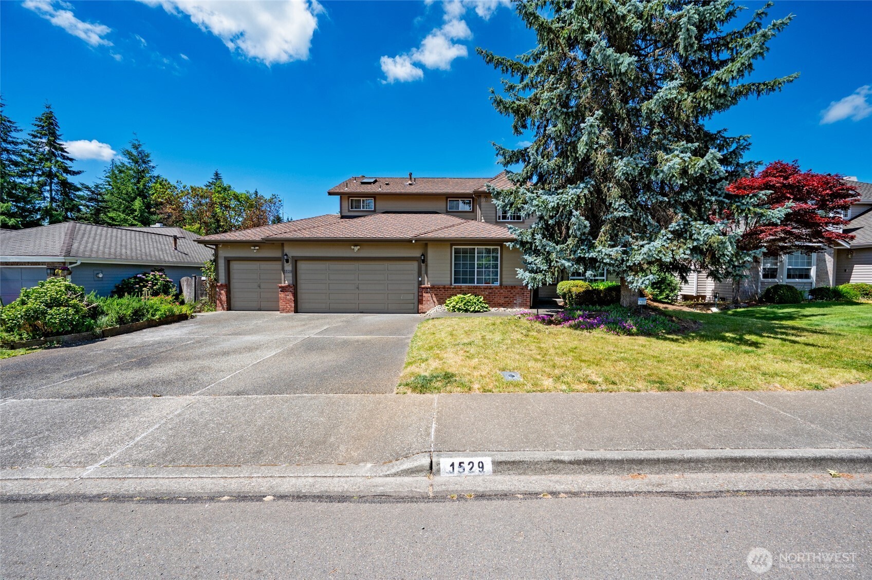 1529 Ilwaco Avenue Northeast Renton, WA 98059 - Photo 3 of 40