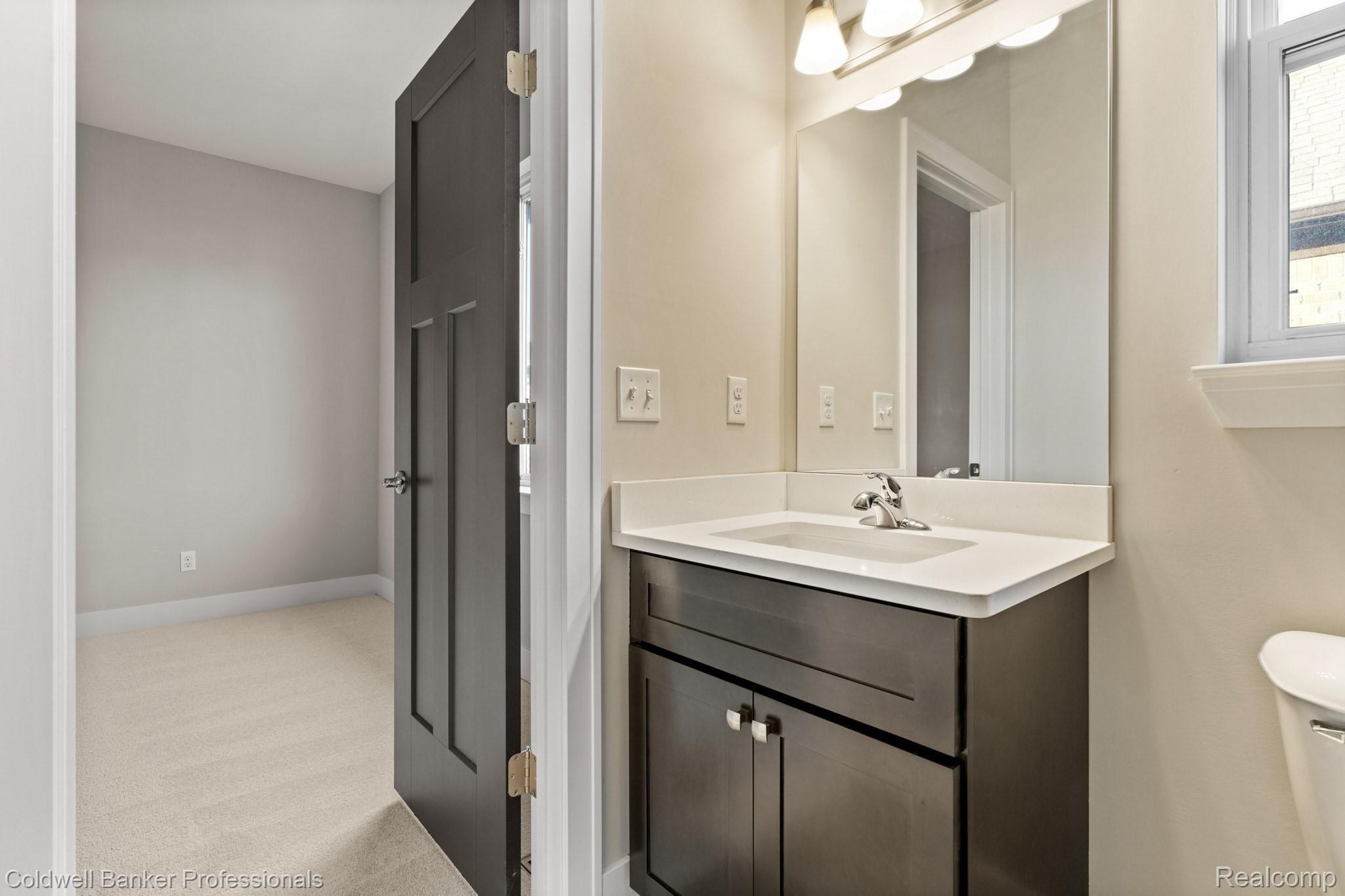1085 Birkshire Ridge Rochester, MI 48307 - Photo 28 of 34 Jack and Jill bathroom
