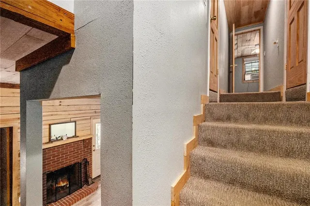 a view of entryway and kitchen