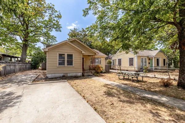 a view of a house with backyard and sitting area