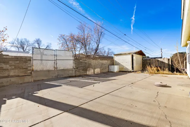 a view of a backyard