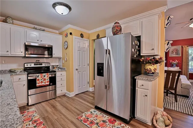 a view of a big room with closet and windows