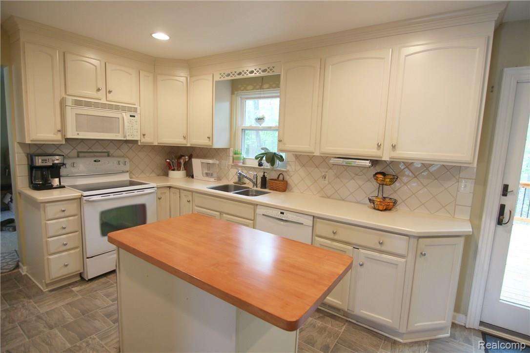 618 Shellbourne Drive Rochester, MI 48309 - Photo 10 of 38 Shellbourn Dr Kitchen 3.jpg