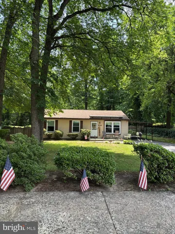 a view of a house with backyard
