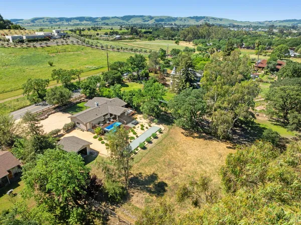 $1,900,000 | 21730 Burndale Road, Sonoma, CA 95476