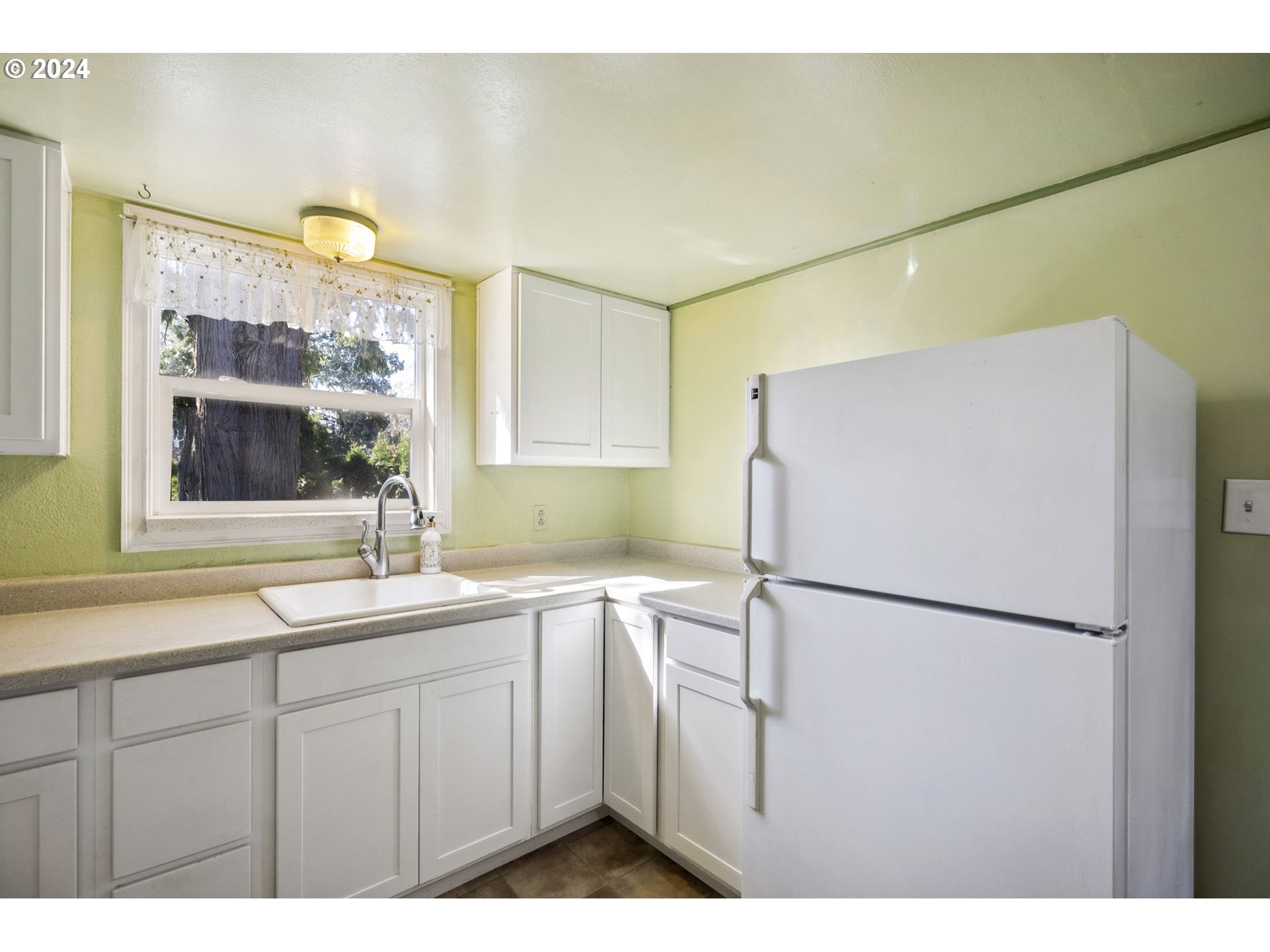 2829 Southwest Spring Garden Street Portland, OR 97219 - Photo 14 of 31 Gallery Image 14