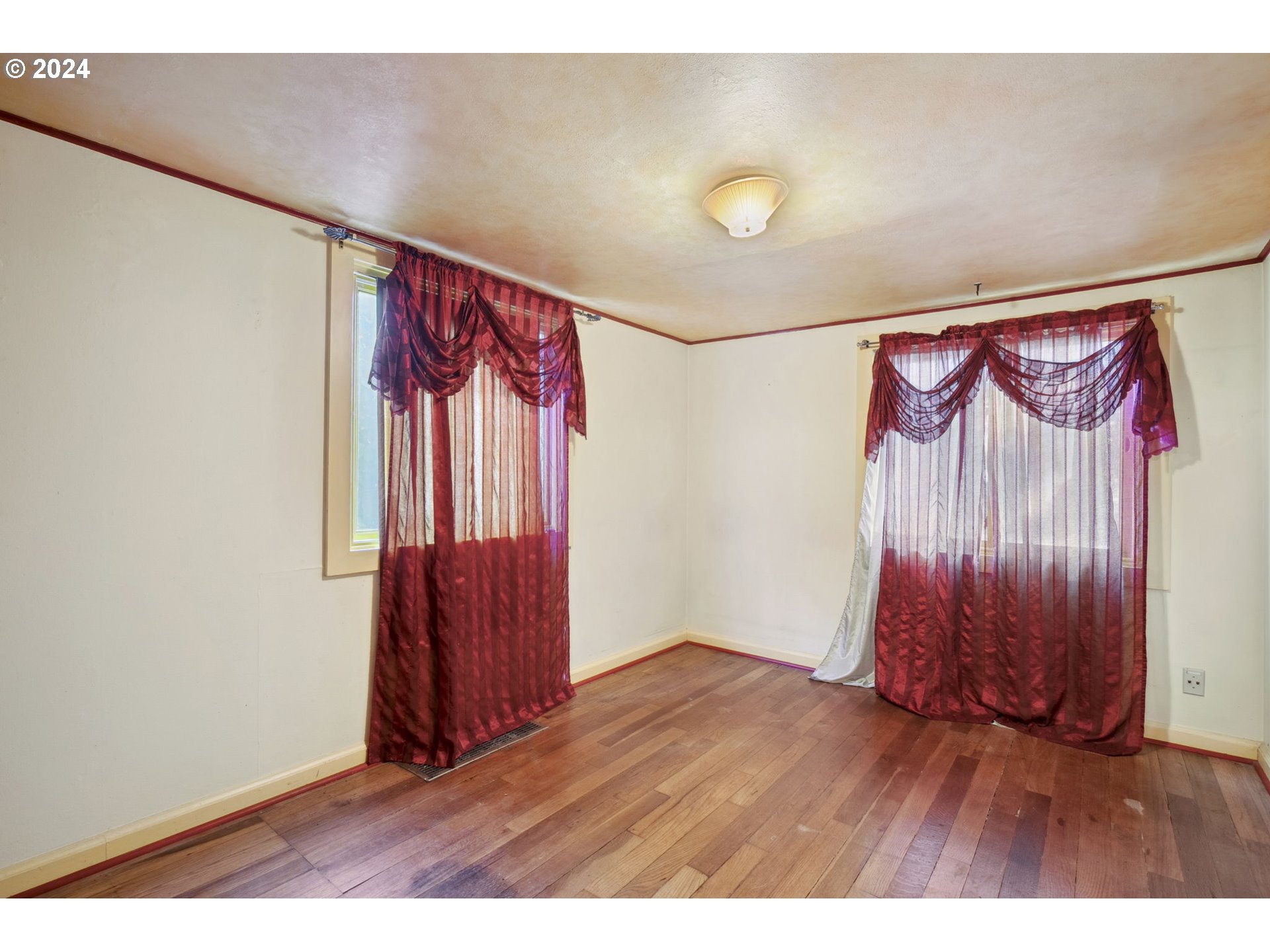2829 Southwest Spring Garden Street Portland, OR 97219 - Photo 16 of 31 Gallery Image 16