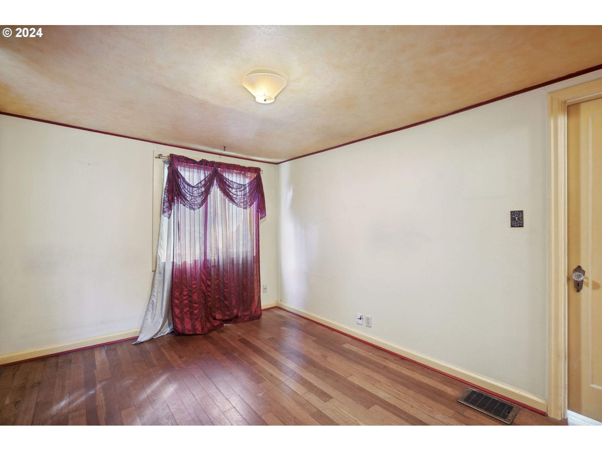2829 Southwest Spring Garden Street Portland, OR 97219 - Photo 17 of 31 Gallery Image 17