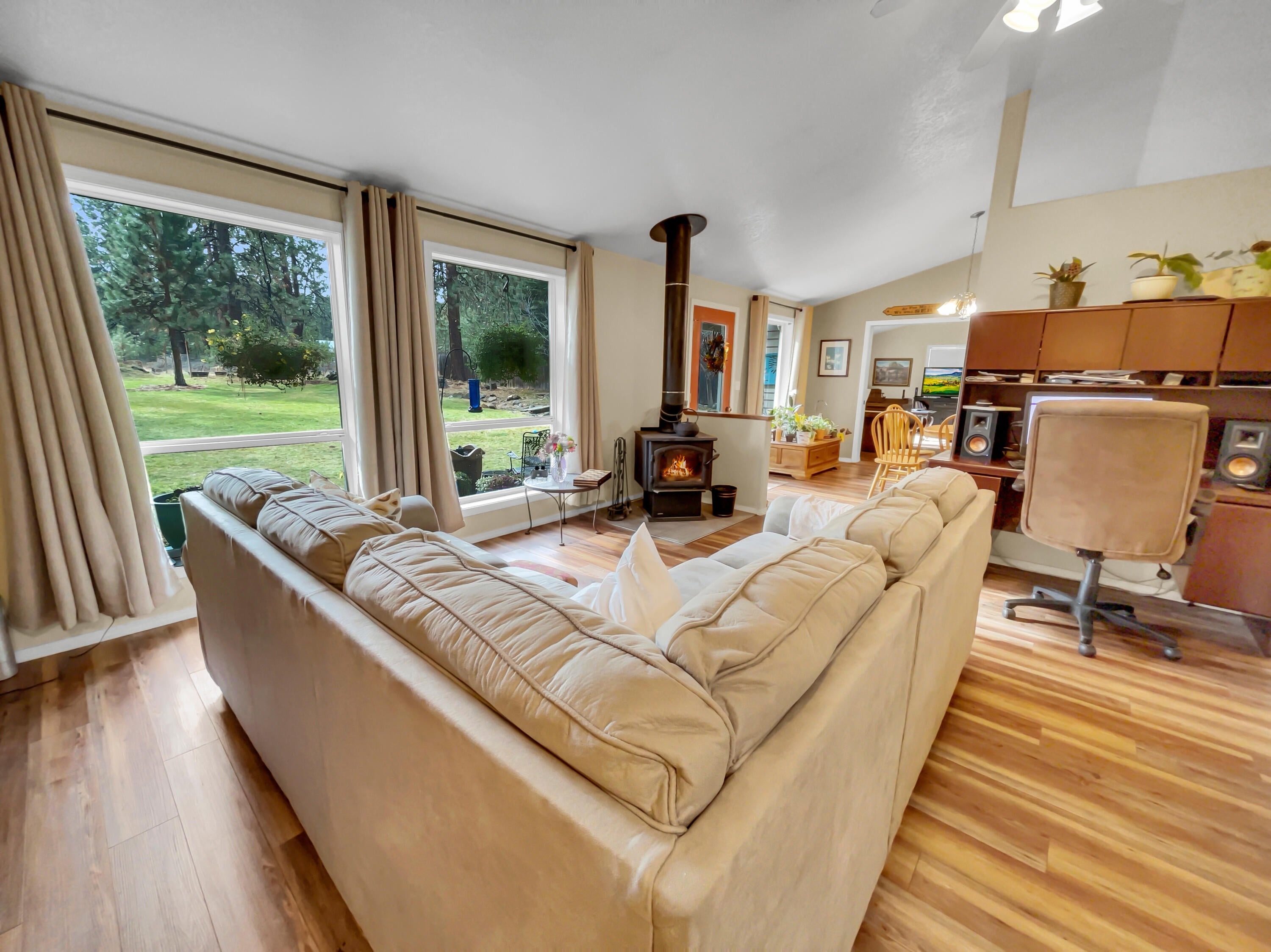 19231 Apache Road Bend, OR 97702 - Photo 20 of 34 Living Room