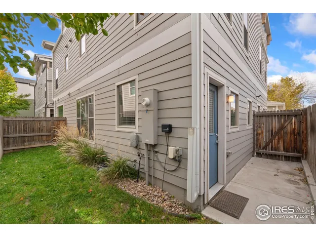 a view of a back yard of the house
