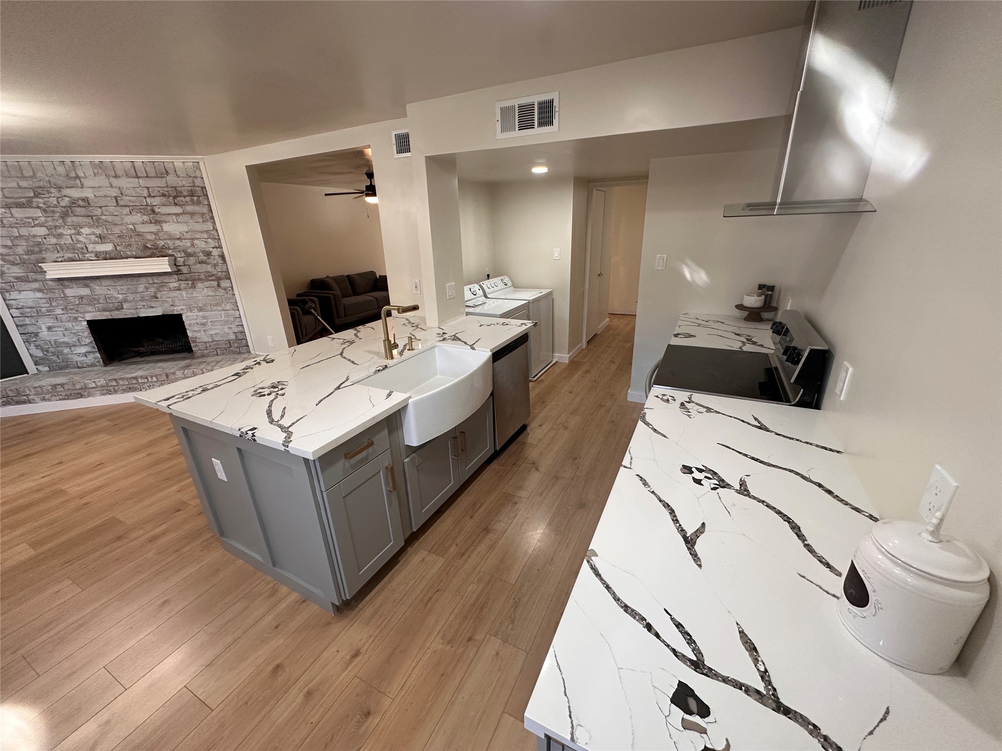 14226 Misty Meadow Lane Houston, TX 77079 - Photo 13 of 34 Huge Farm house sink
