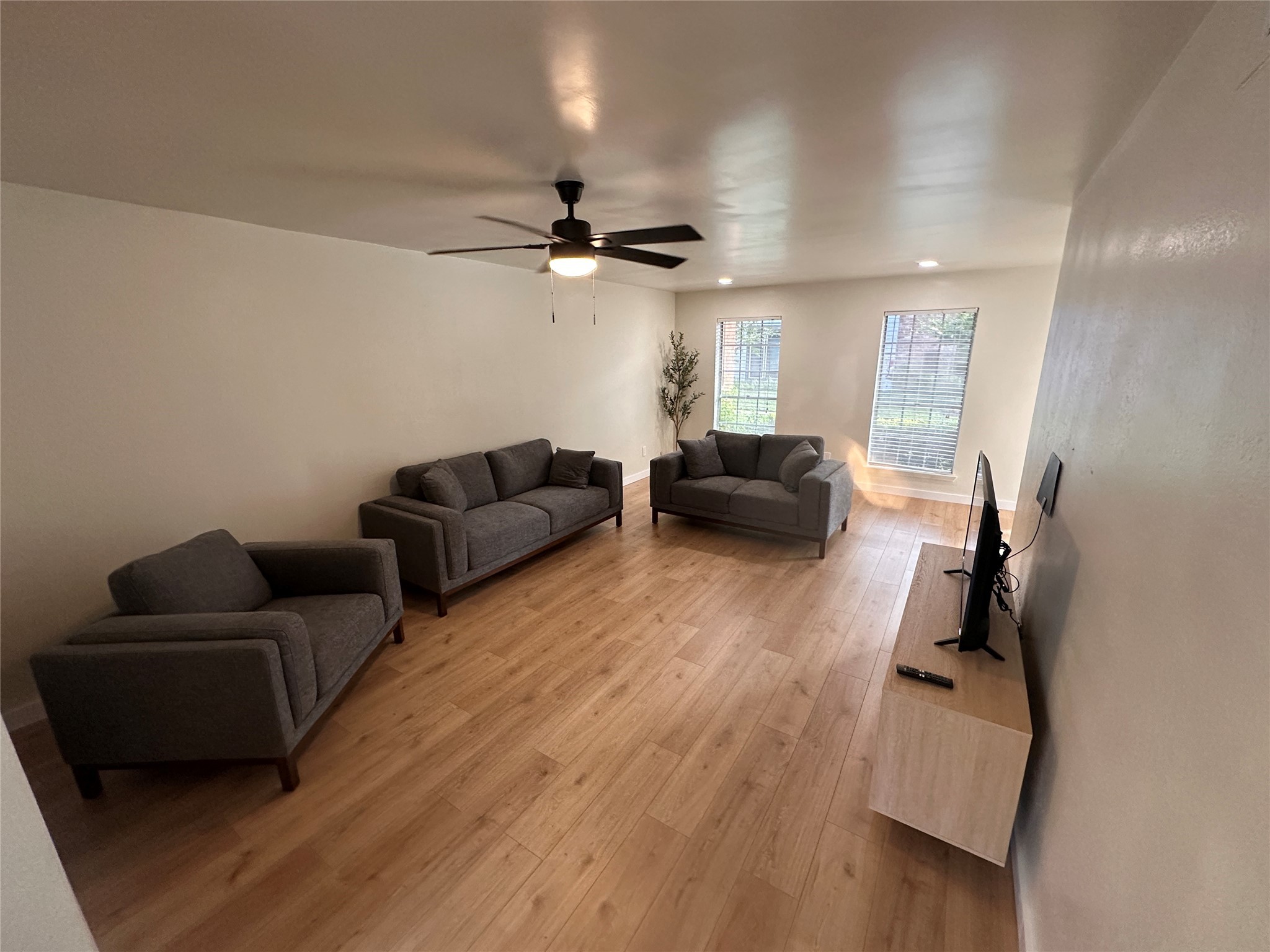 14226 Misty Meadow Lane Houston, TX 77079 - Photo 6 of 34 Spacious living area