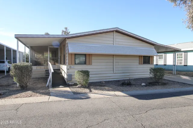 a view of a house with backyard