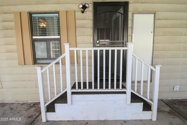 a view of backyard of the house