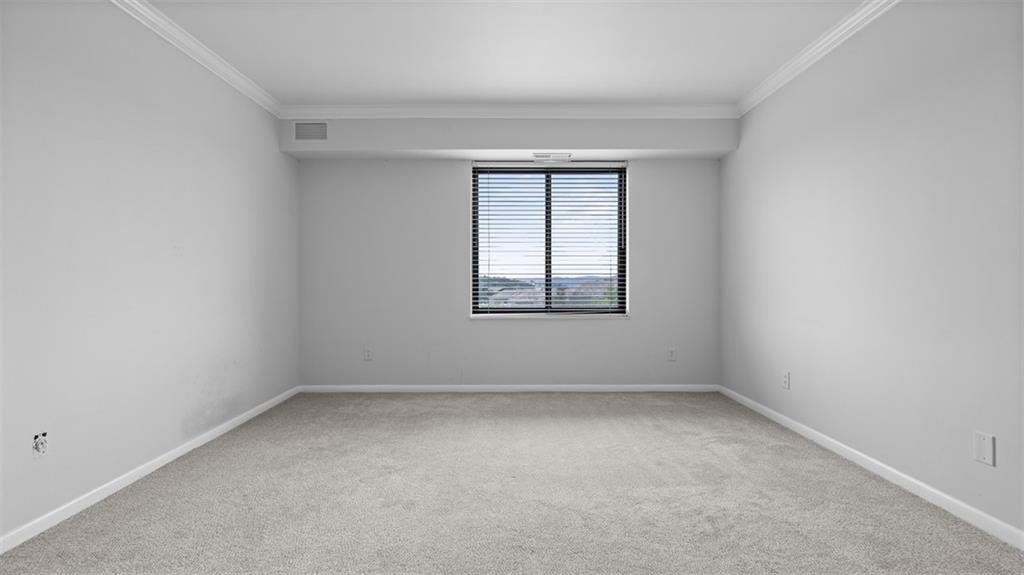 307 South Dithridge Street, Unit 810 Pittsburgh, PA 15213 - Photo 15 of 26 an empty room with a window