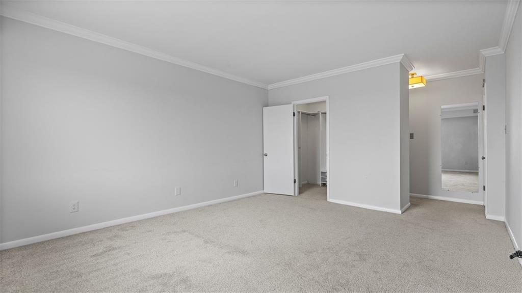 307 South Dithridge Street, Unit 810 Pittsburgh, PA 15213 - Photo 16 of 26 a view of an empty room and closet area