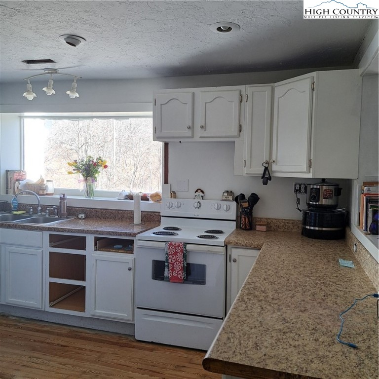 460 Little Elk Road Elk Park, NC 28622 - Photo 5 of 25