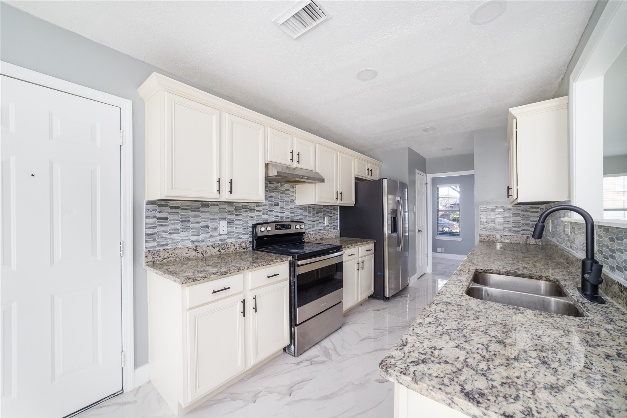 6827 Crystal Point Drive Katy, TX 77449 - Photo 12 of 39 Kitchen View