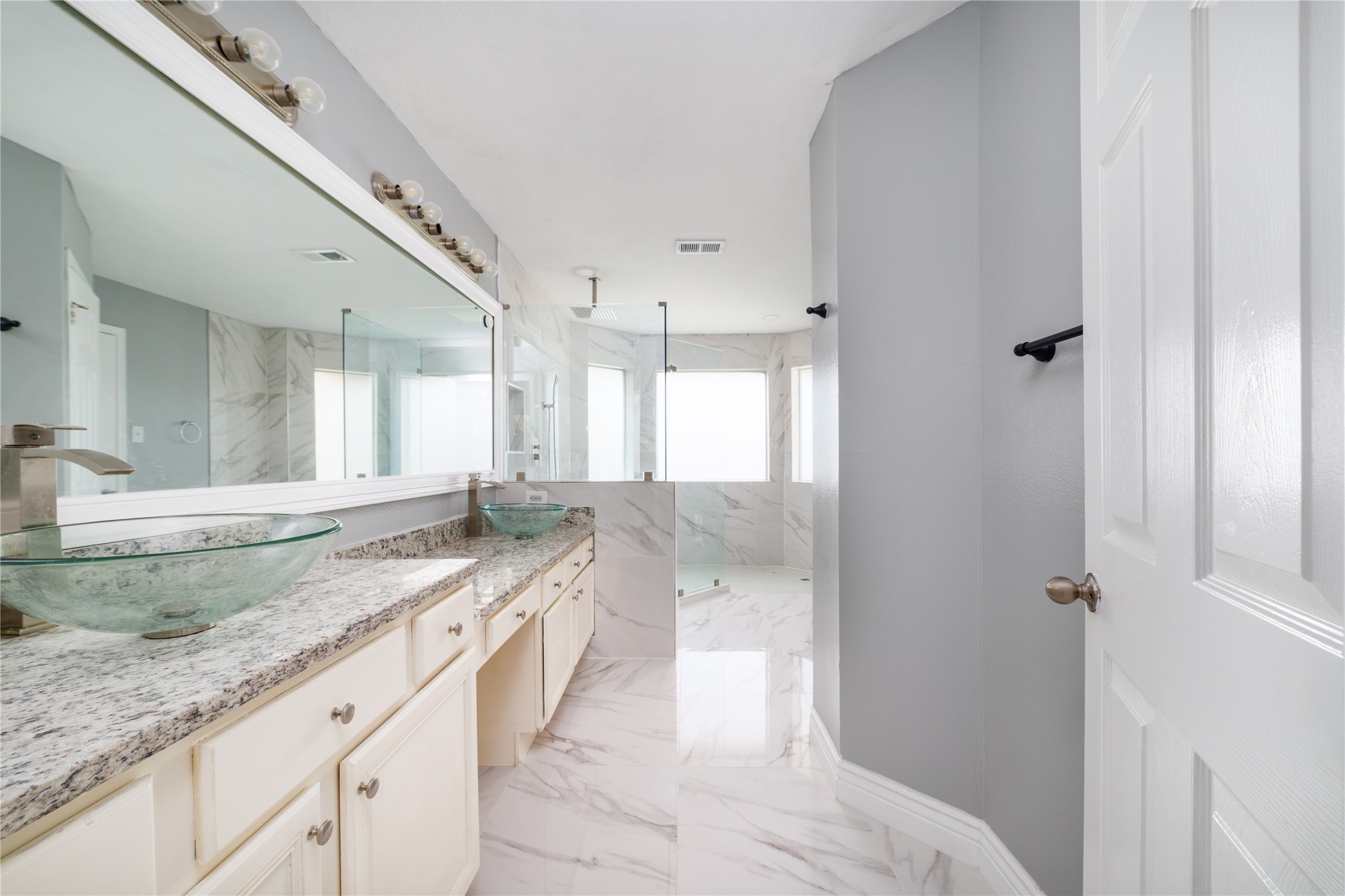6827 Crystal Point Drive Katy, TX 77449 - Photo 15 of 39 Primary Bathroom view