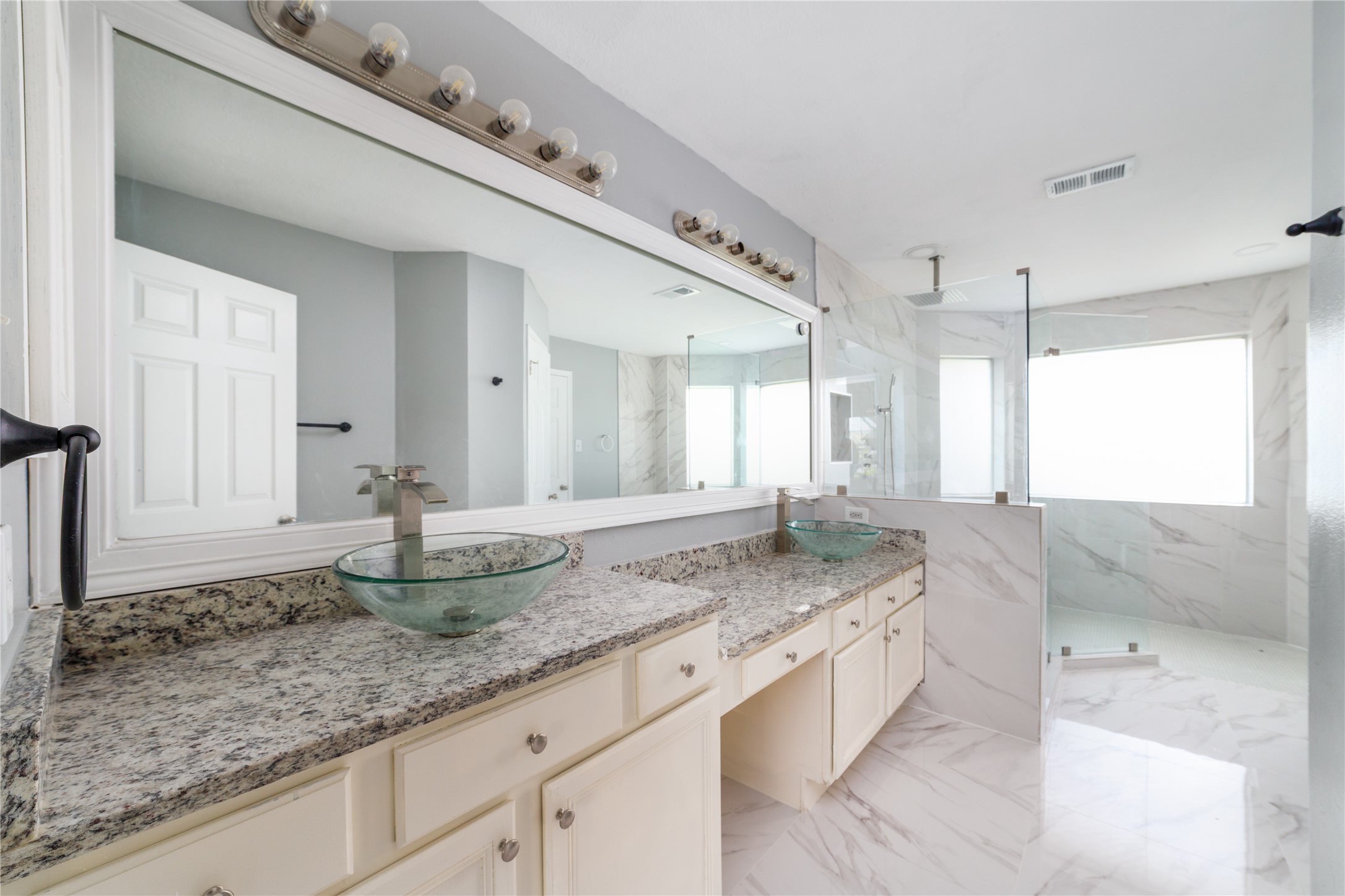 6827 Crystal Point Drive Katy, TX 77449 - Photo 16 of 39 Primary Bathroom