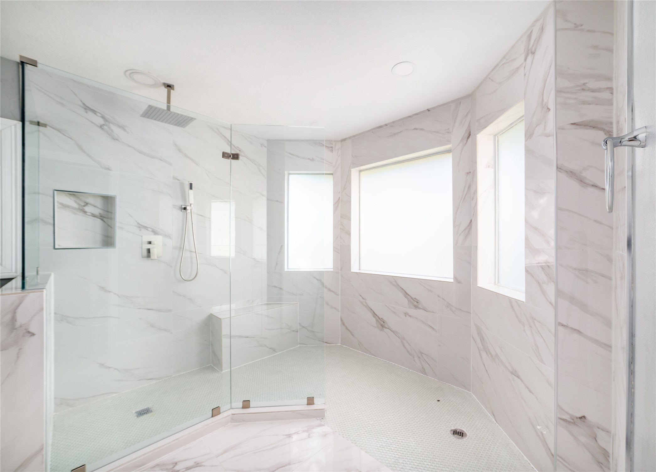 6827 Crystal Point Drive Katy, TX 77449 - Photo 17 of 39 Primary Bathroom