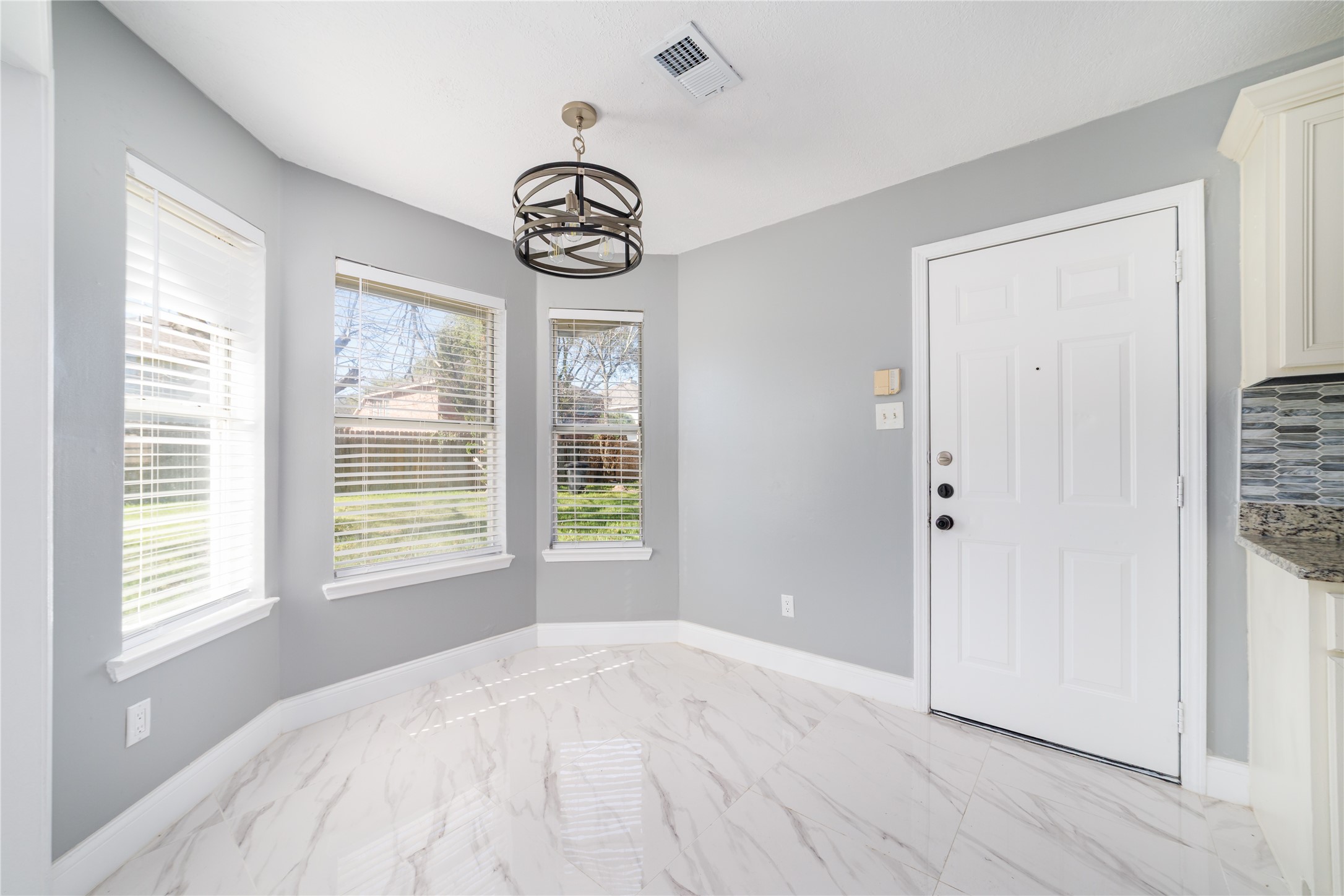 6827 Crystal Point Drive Katy, TX 77449 - Photo 9 of 39 Kitchen Nook
