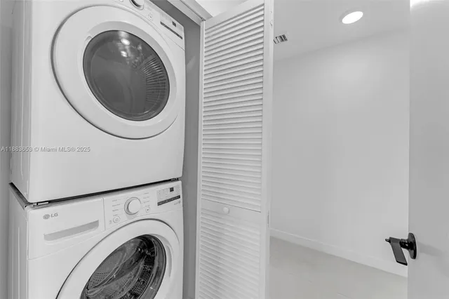 a close up view of a washer and dryer