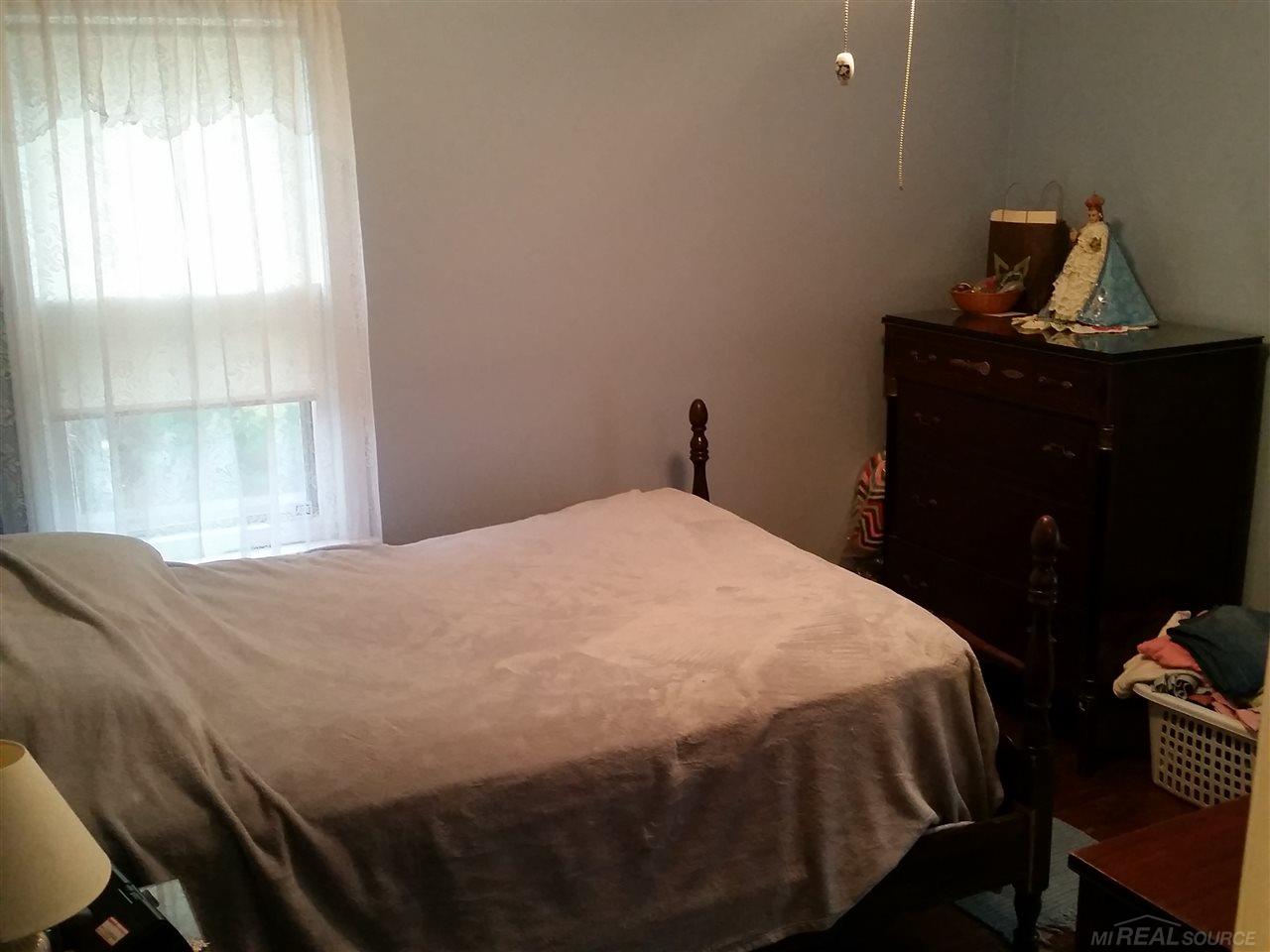 15740 Stephens Road Eastpointe, MI 48021 - Photo 8 of 27 31257058-7.JPG