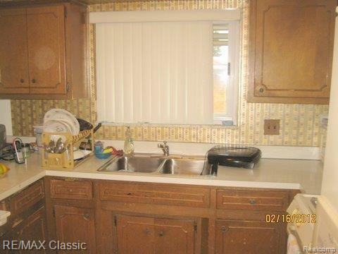 5221 Chase Road Dearborn, MI 48126 - Photo 8 of 10 Chase 5221 BPO 2-16-12 ra (24).J