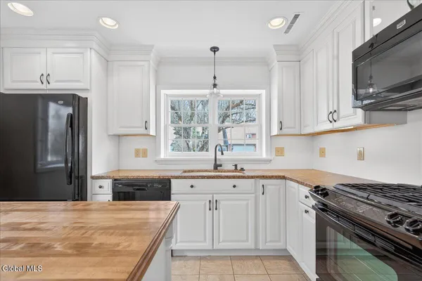 $385,000 | 41 Commonwealth Drive, Bethlehem, NY 12077