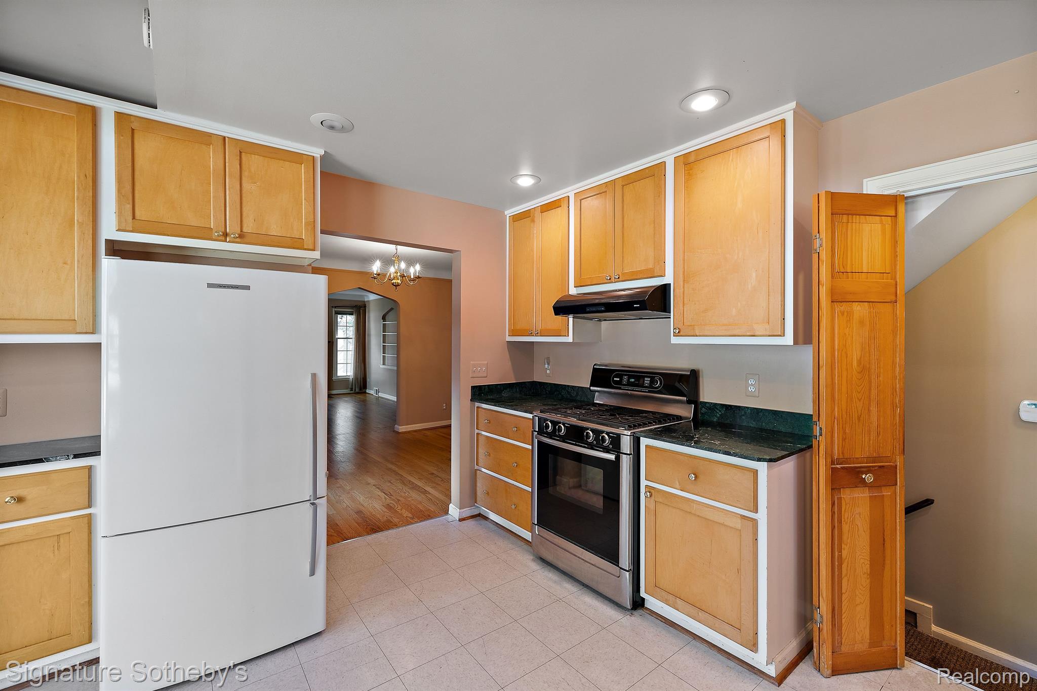869 Hawthorne Road Grosse Pointe, MI 48236 - Photo 11 of 33