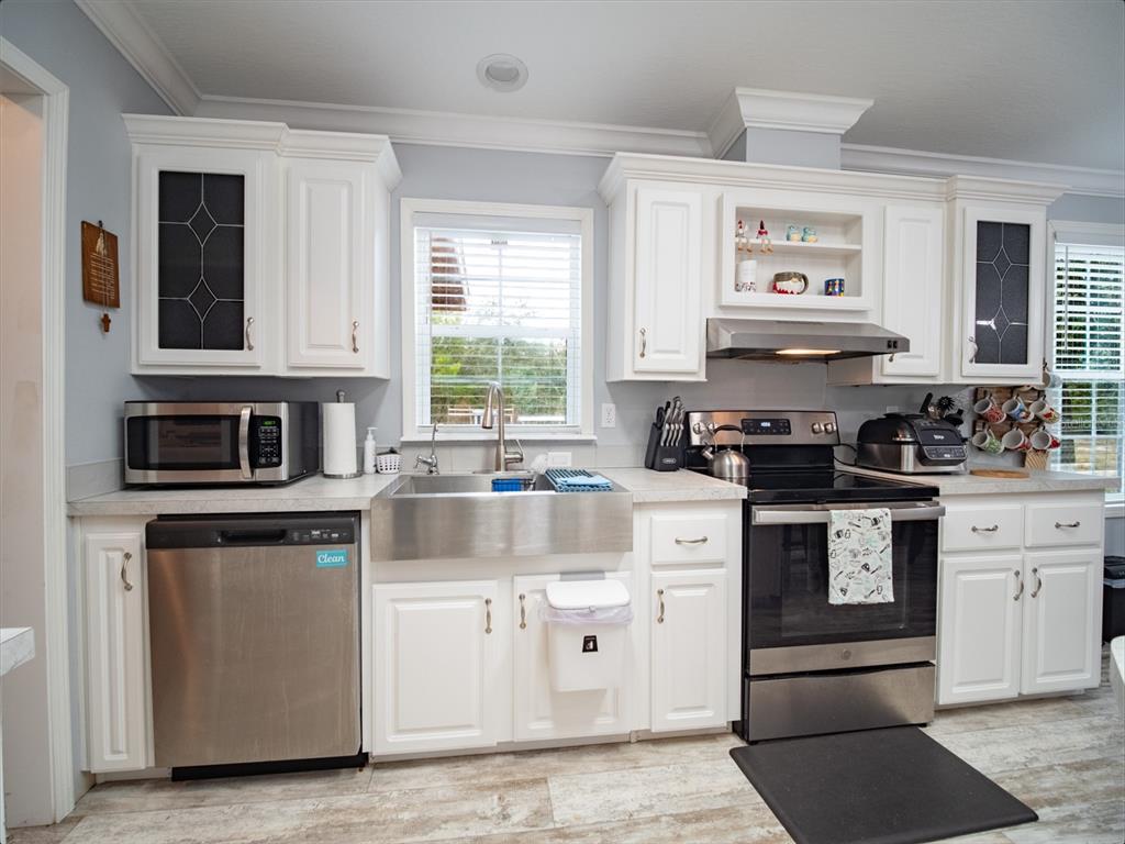 5431 163rd Path Live Oak, FL 32060 - Photo 18 of 49 a kitchen with stainless steel appliances granite countertop a stove and cabinets