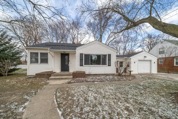 $265,000 | 912 West Silver Lake Road, Fenton, MI 48430