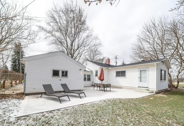 $265,000 | 912 West Silver Lake Road, Fenton, MI 48430