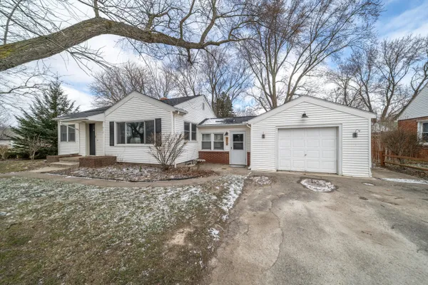 $265,000 | 912 West Silver Lake Road, Fenton, MI 48430