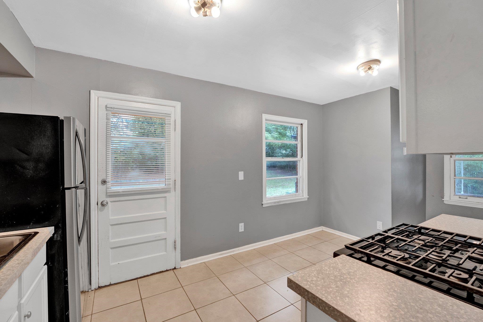 985 Wellsville Road Memphis, TN 38117 - Photo 14 of 24 a bedroom with a bed and a window