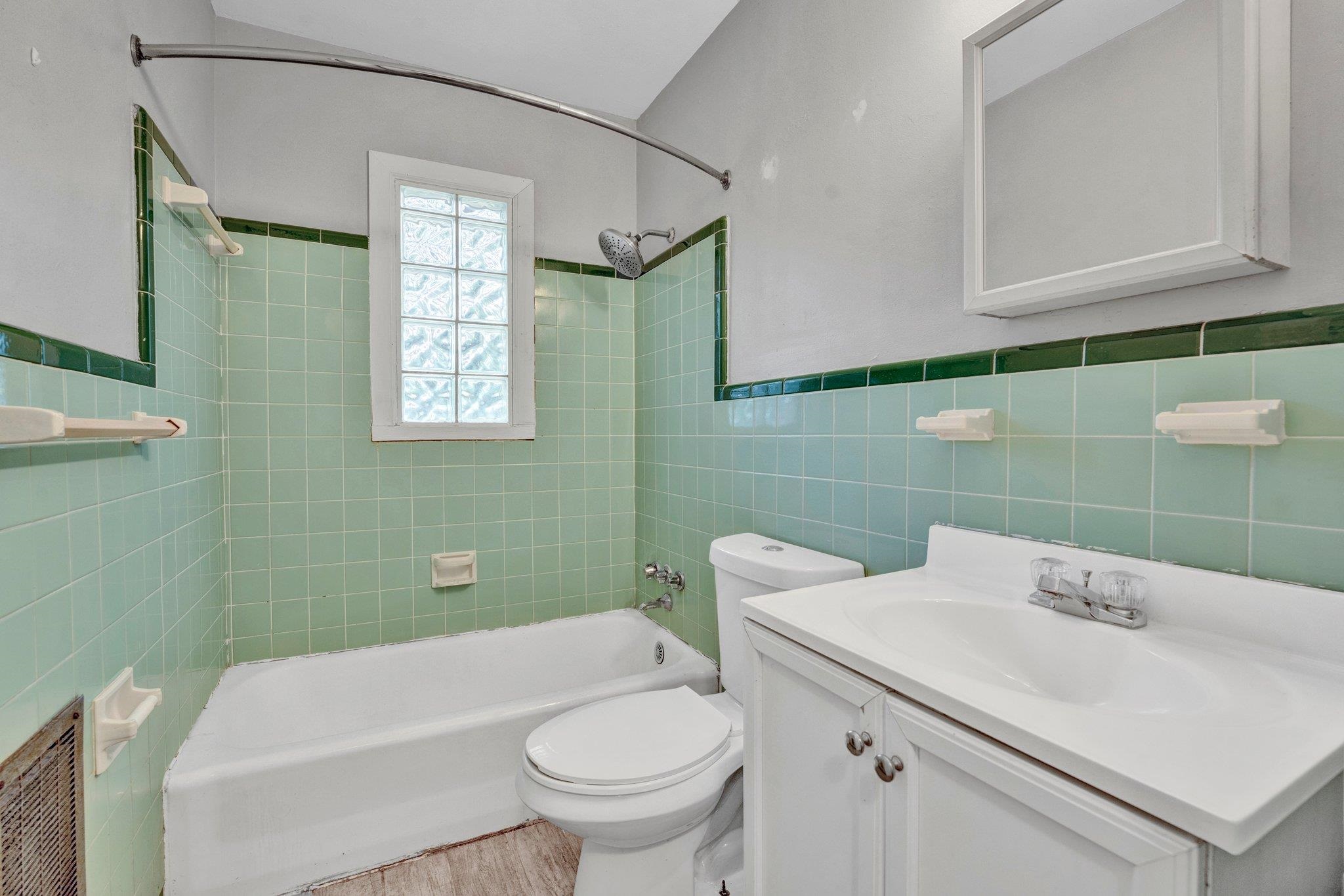 985 Wellsville Road Memphis, TN 38117 - Photo 15 of 24 a bathroom with a sink a toilet and shower