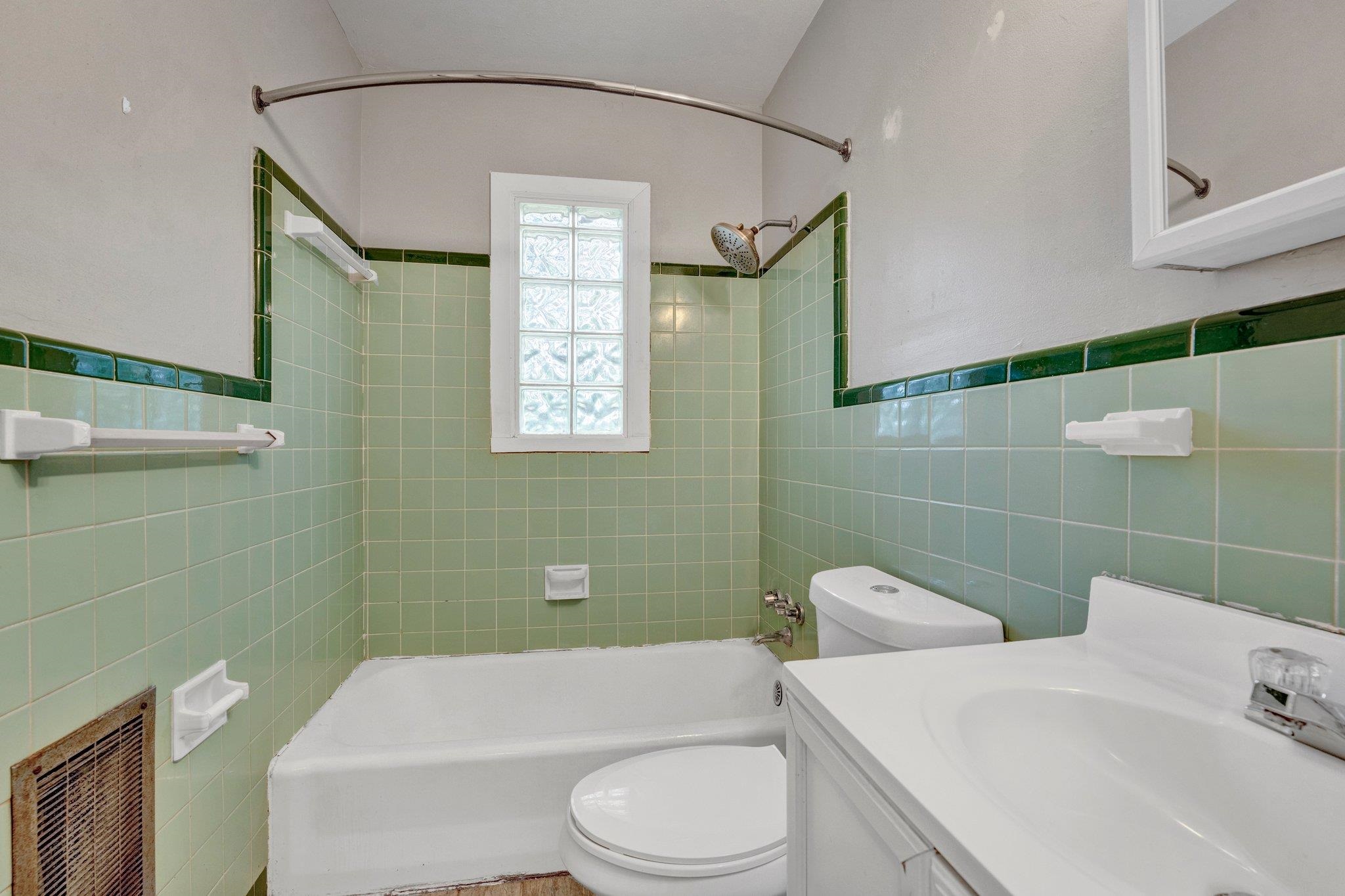 985 Wellsville Road Memphis, TN 38117 - Photo 16 of 24 a bathroom with a sink a toilet and shower