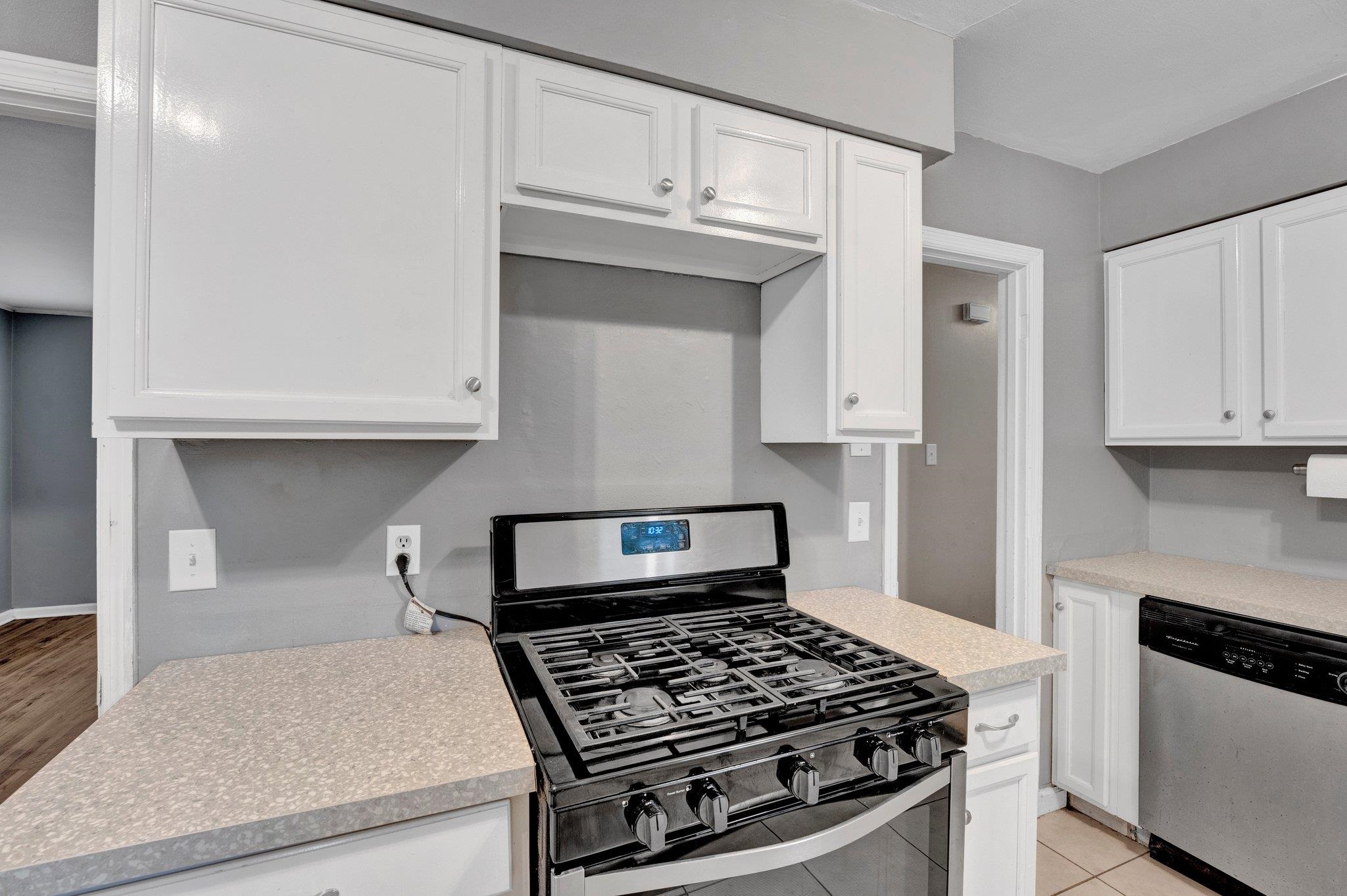 985 Wellsville Road Memphis, TN 38117 - Photo 21 of 24 a kitchen with white cabinets and appliances