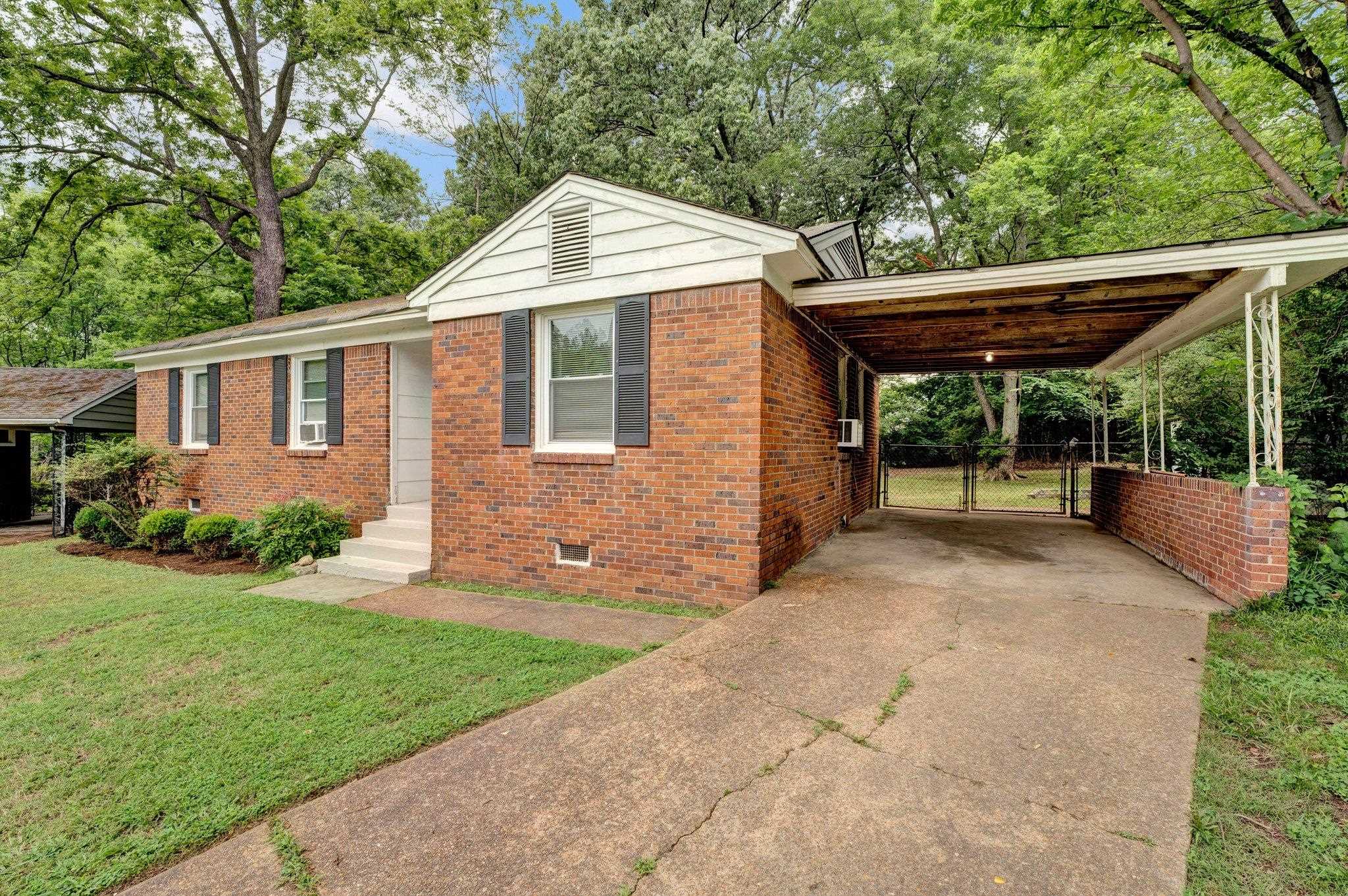 985 Wellsville Road Memphis, TN 38117 - Photo 3 of 24 a front view of a house with garden