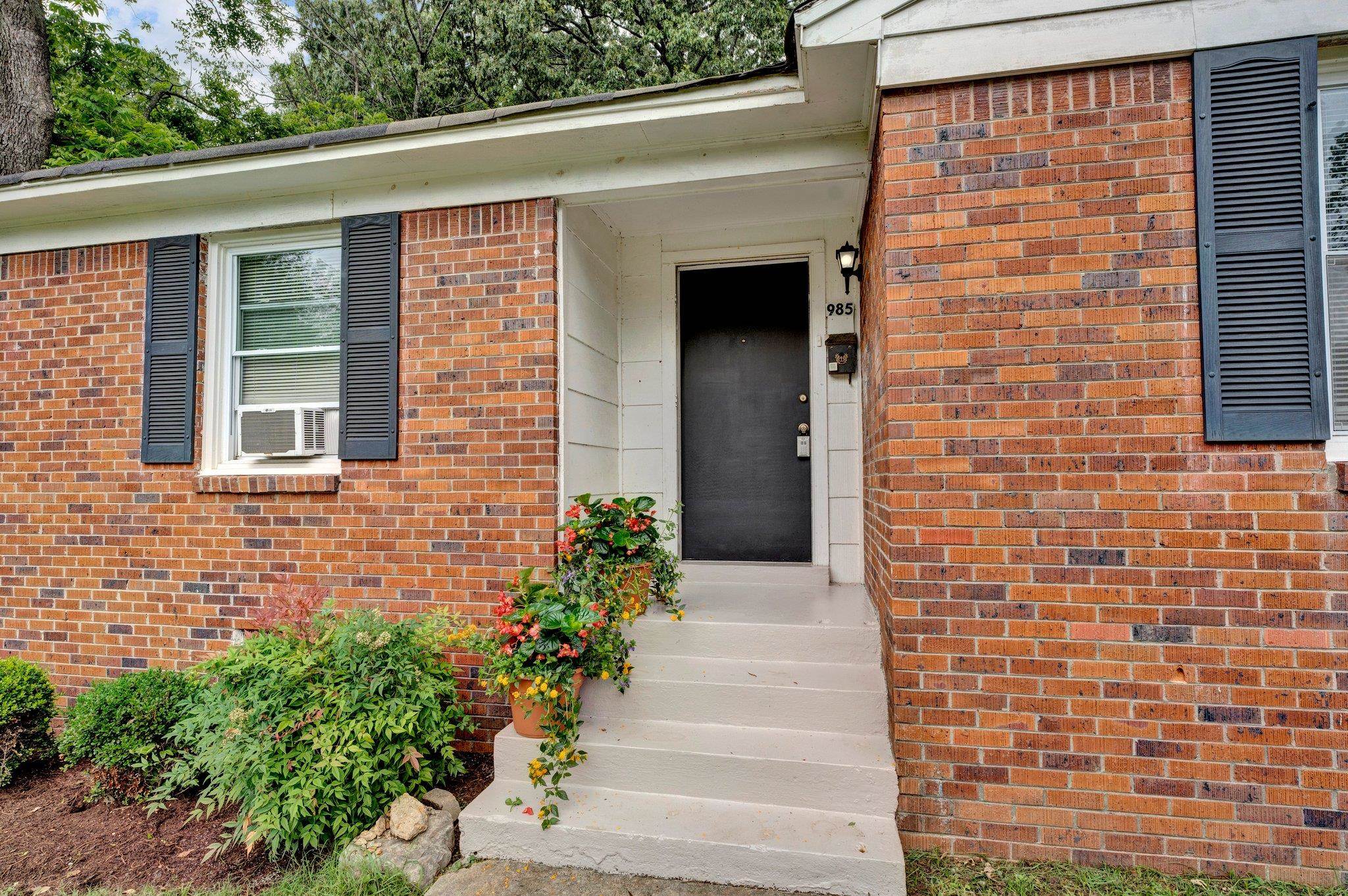 985 Wellsville Road Memphis, TN 38117 - Photo 6 of 24 a front view of a house with a garden