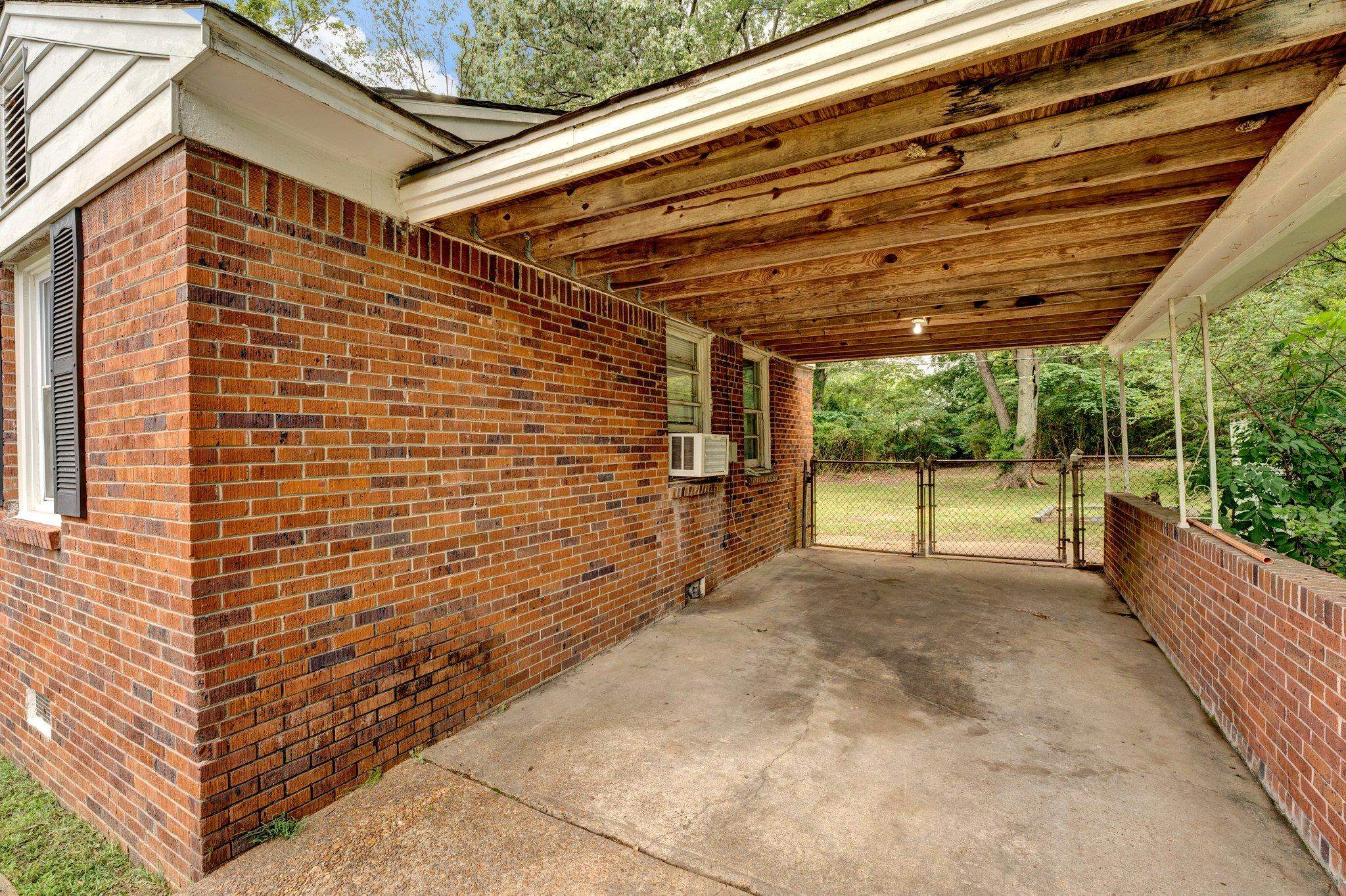 985 Wellsville Road Memphis, TN 38117 - Photo 8 of 24 a view of backyard with large tree