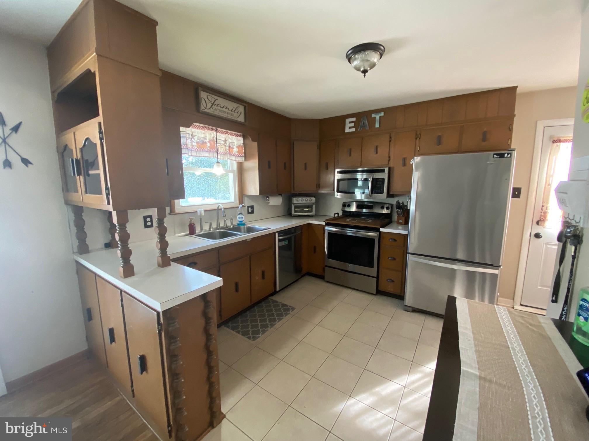 490 Snyder Road Reading, PA 19605 - Photo 6 of 32 Appliances will remain
