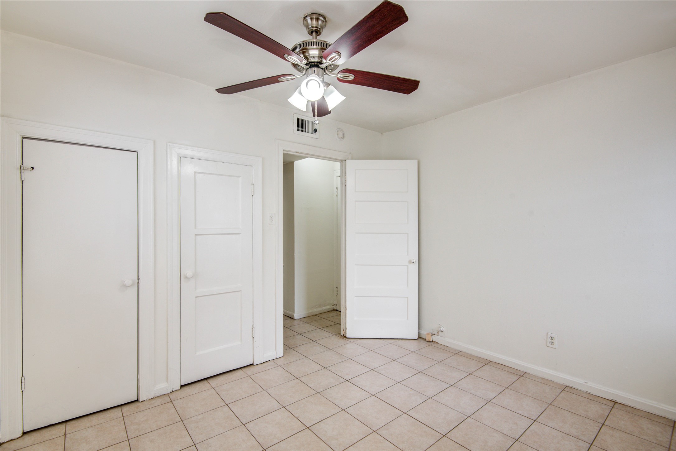 1828 West Main Street, Unit 1 Houston, TX 77098 - Photo 13 of 20 an empty room with closet and a chandelier fan